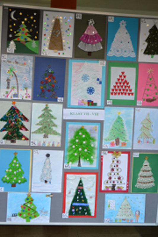 Galeria zawiera 8 zdjęć tablic z pracami plastycznymi. Przy dwóch nauczycielki oglądają prace.