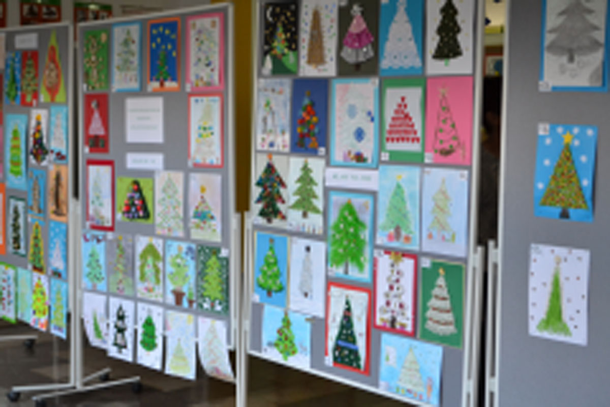 Galeria zawiera 8 zdjęć tablic z pracami plastycznymi. Przy dwóch nauczycielki oglądają prace.