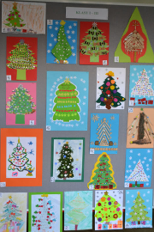 Galeria zawiera 8 zdjęć tablic z pracami plastycznymi. Przy dwóch nauczycielki oglądają prace.