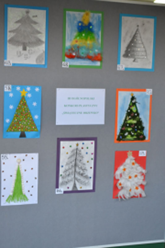 Galeria zawiera 8 zdjęć tablic z pracami plastycznymi. Przy dwóch nauczycielki oglądają prace.