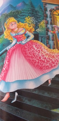 Grupa dzieci, przebranych w stroje bajkowych postaci  siedzą na dywanie i słuchają czytanej im bajki.