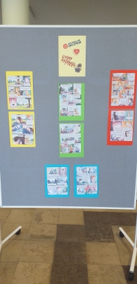 Uczniowie siedzą przy stolikach, rozwiązują rebusy, krzyżówki i wykreślanki, układają puzzle. Na stołach są ołówki, kleje, opakowania po jajkach niespodziankach, kartki w różnych kolorach. Uczniowie wykonują gazetkę z kart z zasadami bezpieczeństwa w siec