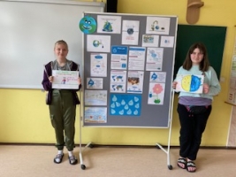 2 uczennice stoją koło gazetki o wodzie