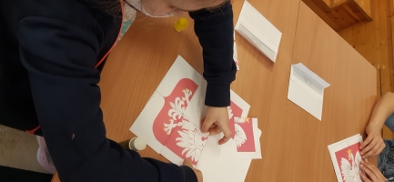 uczniowie uzupełniają karty pracy, układają puzzle, rozwiązują, krzyżówki, quizy, zaznaczają na mapie miasta