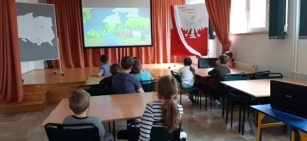 uczniowie oglądają prezentację