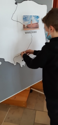 uczniowie uzupełniają karty pracy, układają puzzle, rozwiązują, krzyżówki, quizy, zaznaczają na mapie miasta