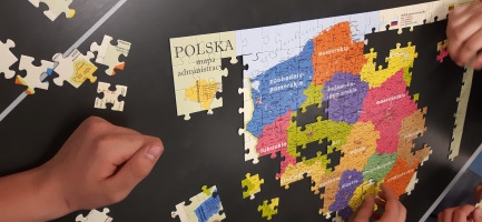 uczniowie uzupełniają karty pracy, układają puzzle, rozwiązują, krzyżówki, quizy, zaznaczają na mapie miasta