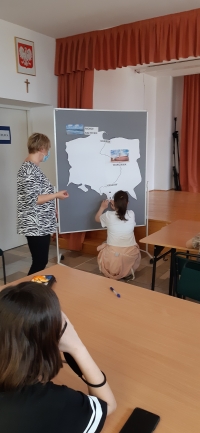 uczniowie uzupełniają karty pracy, układają puzzle, rozwiązują, krzyżówki, quizy, zaznaczają na mapie miasta