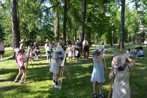 uczniowie przebrani w stroje z lat 20, 30,  tańczą, bawią się w stare gry, śpiewają, przedstawiają, oglądają teatrzyk