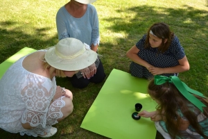 uczniowie przebrani w stroje z lat 20, 30,  tańczą, bawią się w stare gry, śpiewają, przedstawiają, oglądają teatrzyk