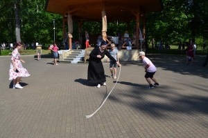 uczniowie przebrani w stroje z lat 20, 30,  tańczą, bawią się w stare gry, śpiewają, przedstawiają, oglądają teatrzyk