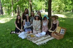 uczniowie przebrani w stroje z lat 20, 30,  tańczą, bawią się w stare gry, śpiewają, przedstawiają, oglądają teatrzyk