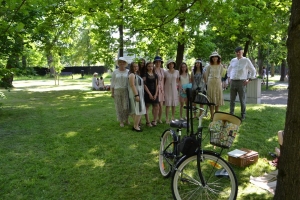 uczniowie przebrani w stroje z lat 20, 30,  tańczą, bawią się w stare gry, śpiewają, przedstawiają, oglądają teatrzyk