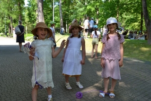 uczniowie przebrani w stroje z lat 20, 30,  tańczą, bawią się w stare gry, śpiewają, przedstawiają, oglądają teatrzyk