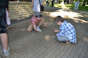 uczniowie przebrani w stroje z lat 20, 30,  tańczą, bawią się w stare gry, śpiewają, przedstawiają, oglądają teatrzyk