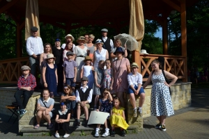 uczniowie przebrani w stroje z lat 20, 30,  tańczą, bawią się w stare gry, śpiewają, przedstawiają, oglądają teatrzyk