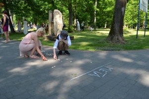 uczniowie przebrani w stroje z lat 20, 30,  tańczą, bawią się w stare gry, śpiewają, przedstawiają, oglądają teatrzyk