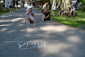 uczniowie przebrani w stroje z lat 20, 30,  tańczą, bawią się w stare gry, śpiewają, przedstawiają, oglądają teatrzyk