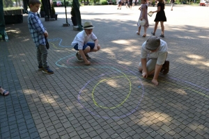 uczniowie przebrani w stroje z lat 20, 30,  tańczą, bawią się w stare gry, śpiewają, przedstawiają, oglądają teatrzyk