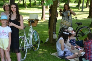 uczniowie przebrani w stroje z lat 20, 30,  tańczą, bawią się w stare gry, śpiewają, przedstawiają, oglądają teatrzyk