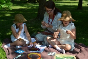 uczniowie przebrani w stroje z lat 20, 30,  tańczą, bawią się w stare gry, śpiewają, przedstawiają, oglądają teatrzyk