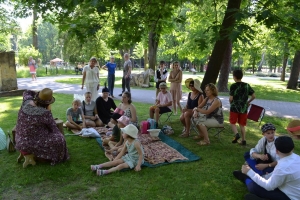 uczniowie przebrani w stroje z lat 20, 30,  tańczą, bawią się w stare gry, śpiewają, przedstawiają, oglądają teatrzyk