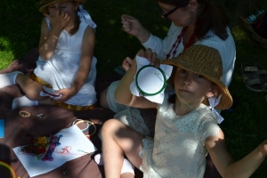 uczniowie przebrani w stroje z lat 20, 30,  tańczą, bawią się w stare gry, śpiewają, przedstawiają, oglądają teatrzyk