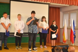 Rozpoczęcie roku szkolnego 2021/2022 w ZSU Rabka - dzieci stoją na scenie.