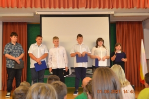 Rozpoczęcie roku szkolnego 2021/2022 w ZSU Rabka - dzieci stoją na scenie.