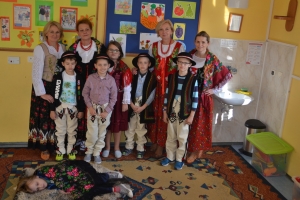 Uczniowie edukacji wczesnoszkolnej na zajęciach z poznawania nowego regionu Polski - Podhala.