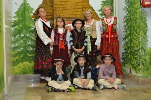 Uczniowie edukacji wczesnoszkolnej na zajęciach z poznawania nowego regionu Polski - Podhala.