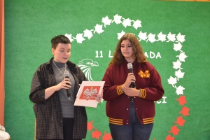 Uczniowie na scenie śpiewają pieśni. Koło sceny poczet sztandarowy, na scenie uczniowie przebrani w czarne stroje zaborców i  na biało za orła. Uczniowie składają znicze pod krzyżem.