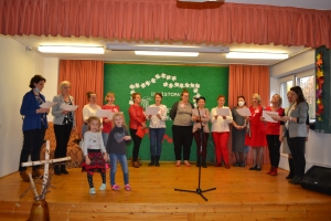 Uczniowie na scenie śpiewają pieśni. Koło sceny poczet sztandarowy, na scenie uczniowie przebrani w czarne stroje zaborców i  na biało za orła. Uczniowie składają znicze pod krzyżem.