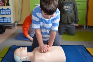 Dzieci ćwiczą pierwszą pomoc