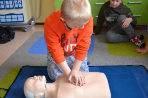 Dzieci ćwiczą pierwszą pomoc