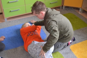 Dzieci ćwiczą pierwszą pomoc