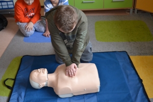 Dzieci ćwiczą pierwszą pomoc