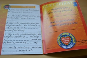 Dzieci ćwiczą pierwszą pomoc