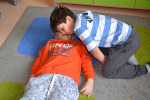 Dzieci ćwiczą pierwszą pomoc