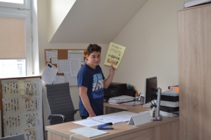 Uczniowie w gabinecie wicedyrektora, sekretariacie i bibliotece.