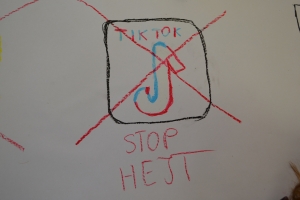 Uczniowie wykonują plakat na papierze wielkoformatowym.