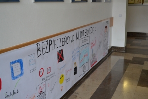 Uczniowie wykonują plakat na papierze wielkoformatowym.