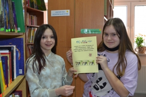 Uczniowie w gabinecie wicedyrektora, sekretariacie i bibliotece.