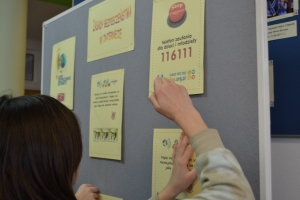 Uczniowie wykonują gazetkę.