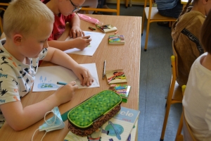 Uczniowie wykonujące pracę - akcja żonkile