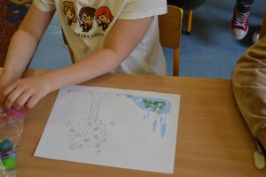 Uczniowie wykonujące pracę - akcja żonkile