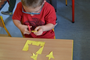 Uczniowie wykonujące pracę - akcja żonkile