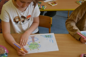 Uczniowie wykonujące pracę - akcja żonkile