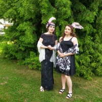 Wydarzenie plenerowe - dawnej rabki czar, przedstawiające dzieci w dawnych przebraniach.