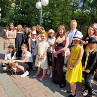 Wydarzenie plenerowe - dawnej rabki czar, przedstawiające dzieci w dawnych przebraniach.